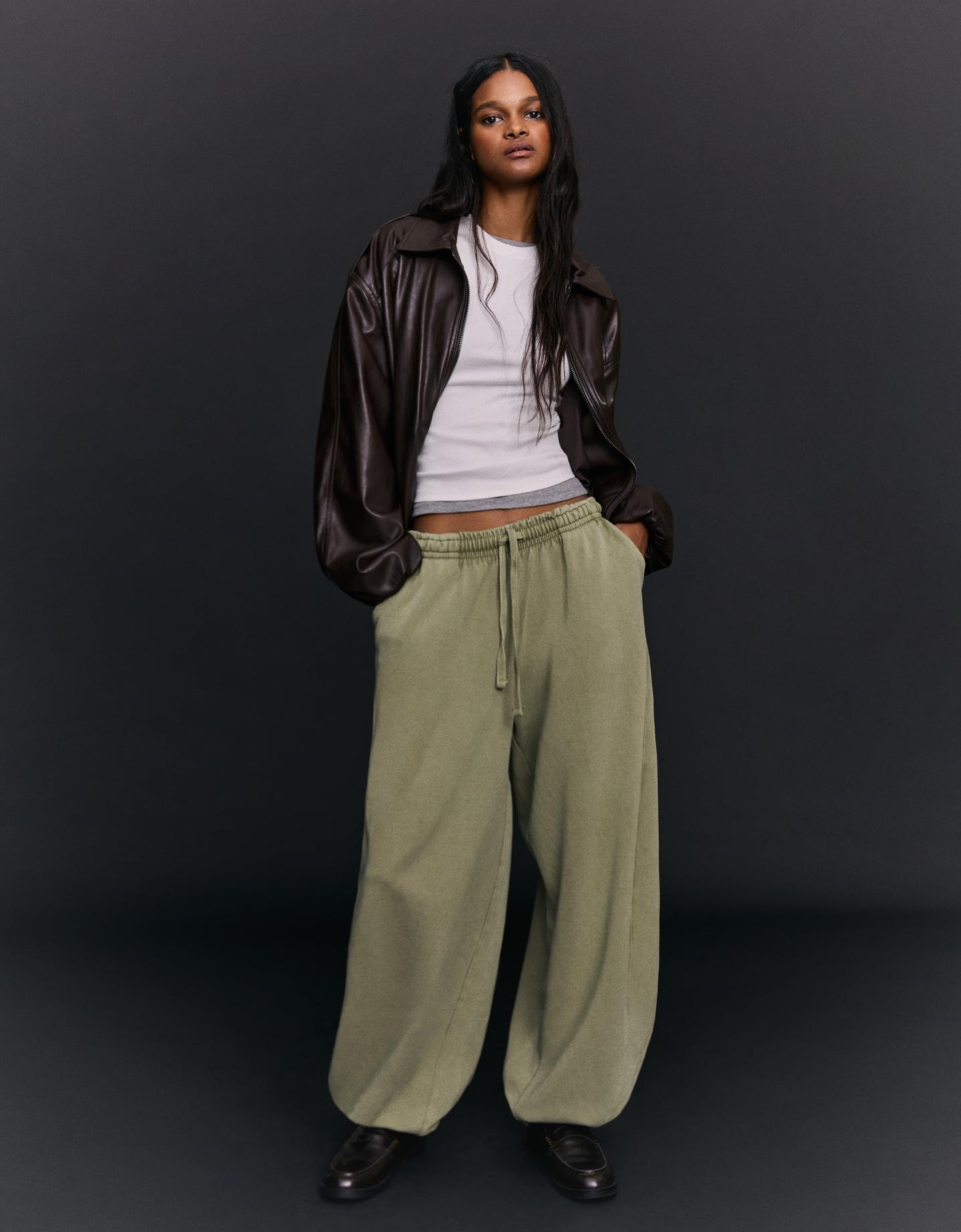 Bershka Pantalón Barrel Felpa Stoppers Mujer Kaki