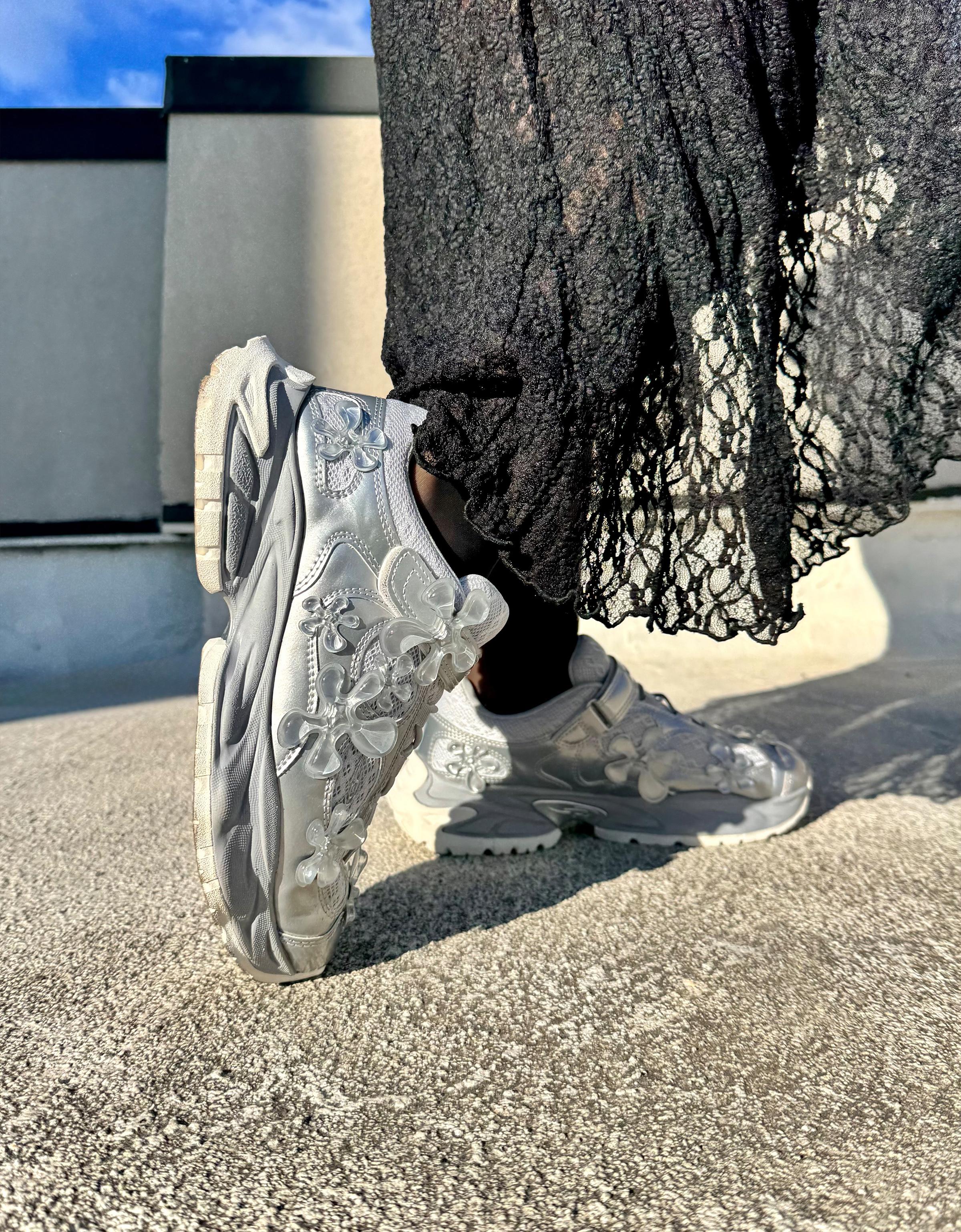Bershka★out of core フローラル スニーカー Bershka】海外限定 out of core 箱付き フローラル スニーカー