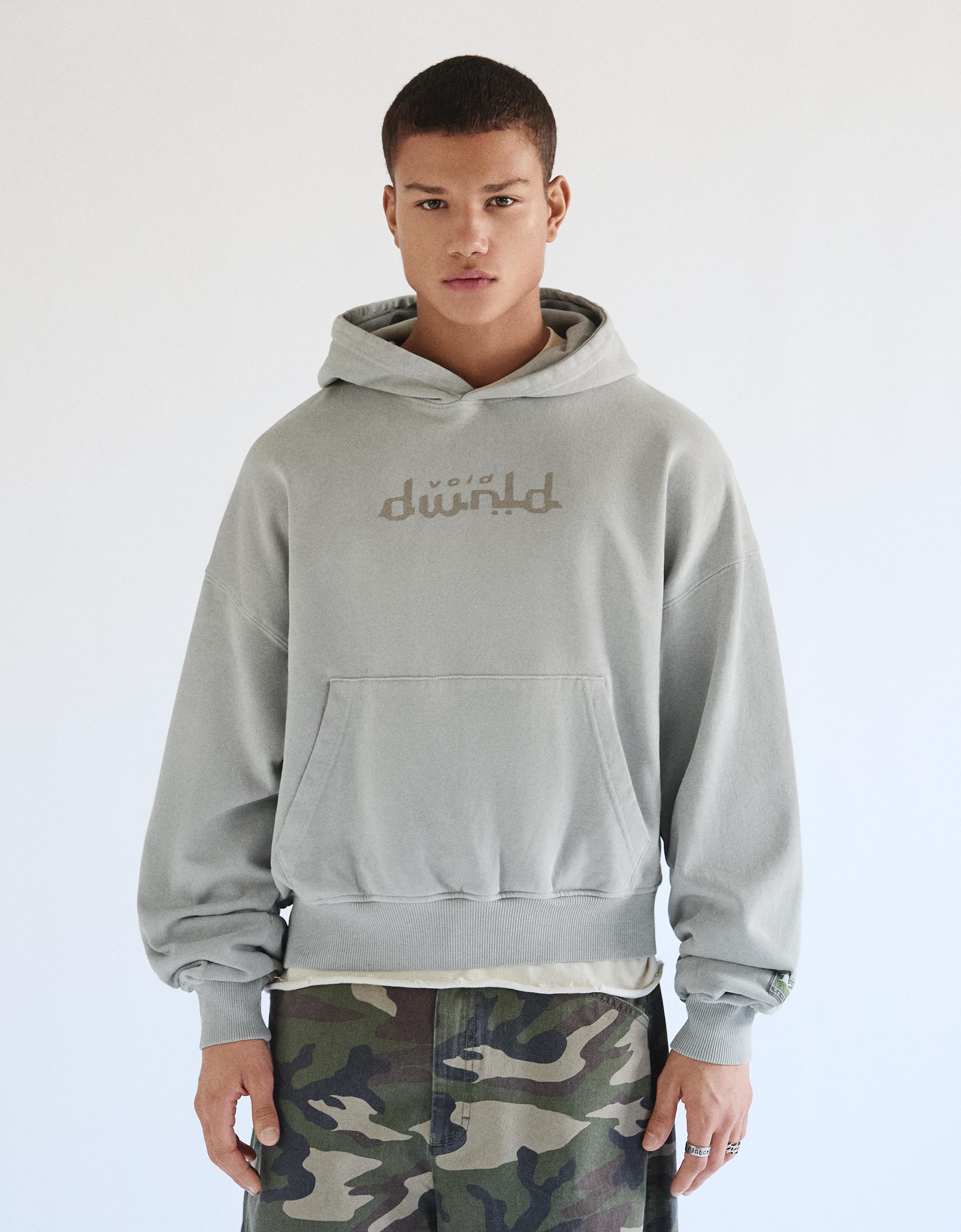 Bershka Bluza Z Kapturem, Efektem Sprania I Nadrukiem Mężczyzna Piaskowy