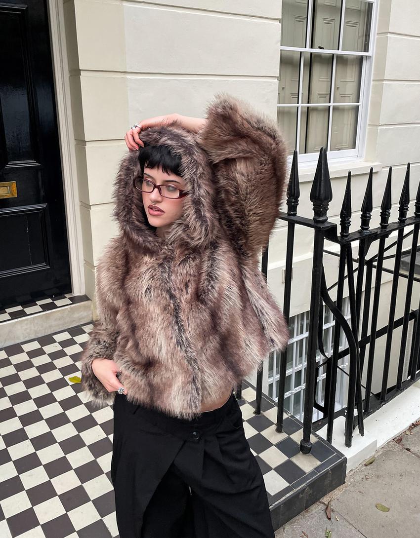 Cazadora Efecto Pelo Chaqueta De Pelo Con Capucha Bershka Cazadora Efecto Pelo Capucha #bershkastyle Mujer Bershka