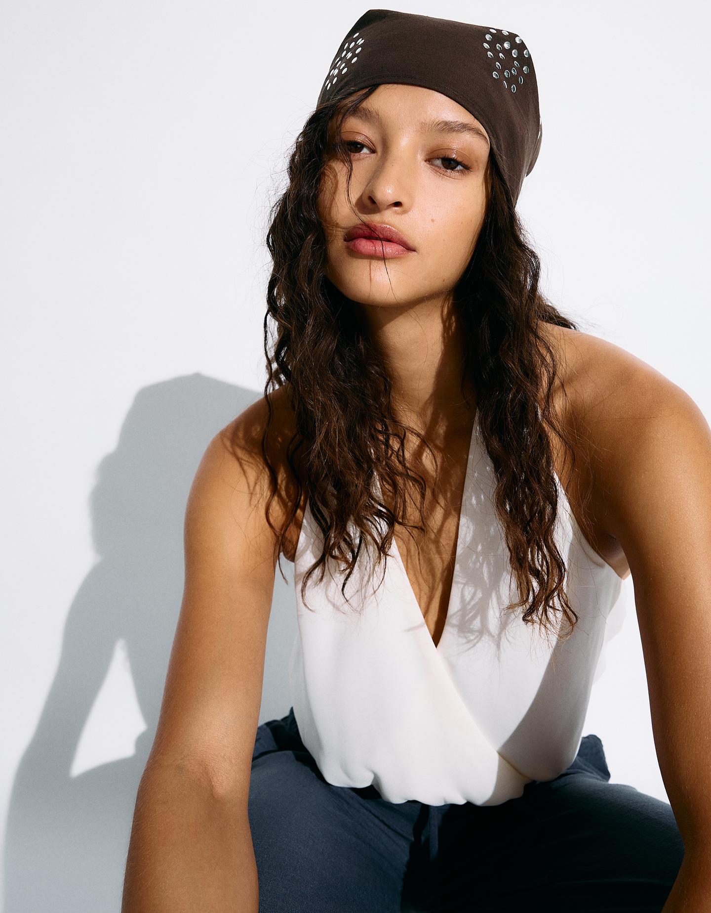 Bershka apaszka z ćwiekami brązowy