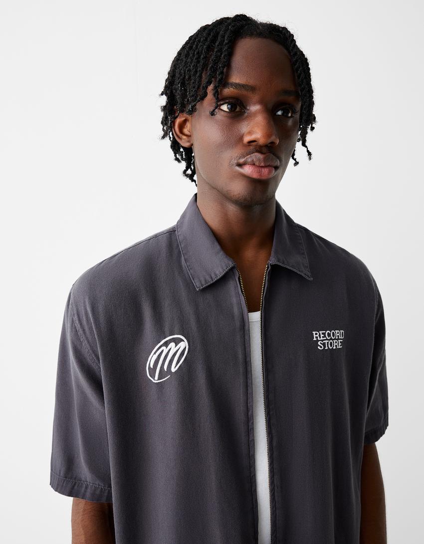 قميص مطرز بأكمام قصيرة وسحّاب-رمادي-2