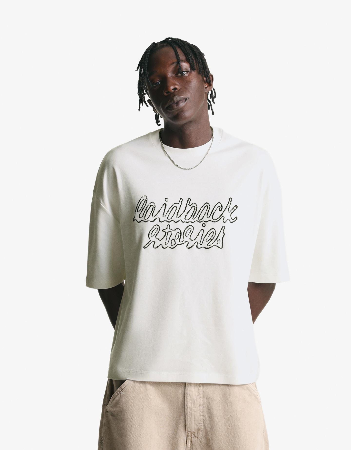 Bershka koszulka boxy z krótkim rękawem i haftem biały złamany