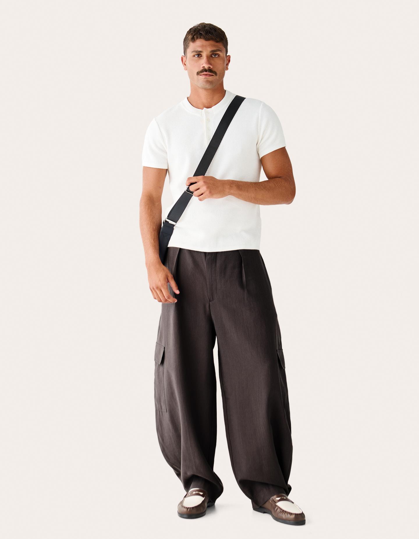 Bershka Pantalón Barrel Cargo Fluido Hombre Gris Oscuro