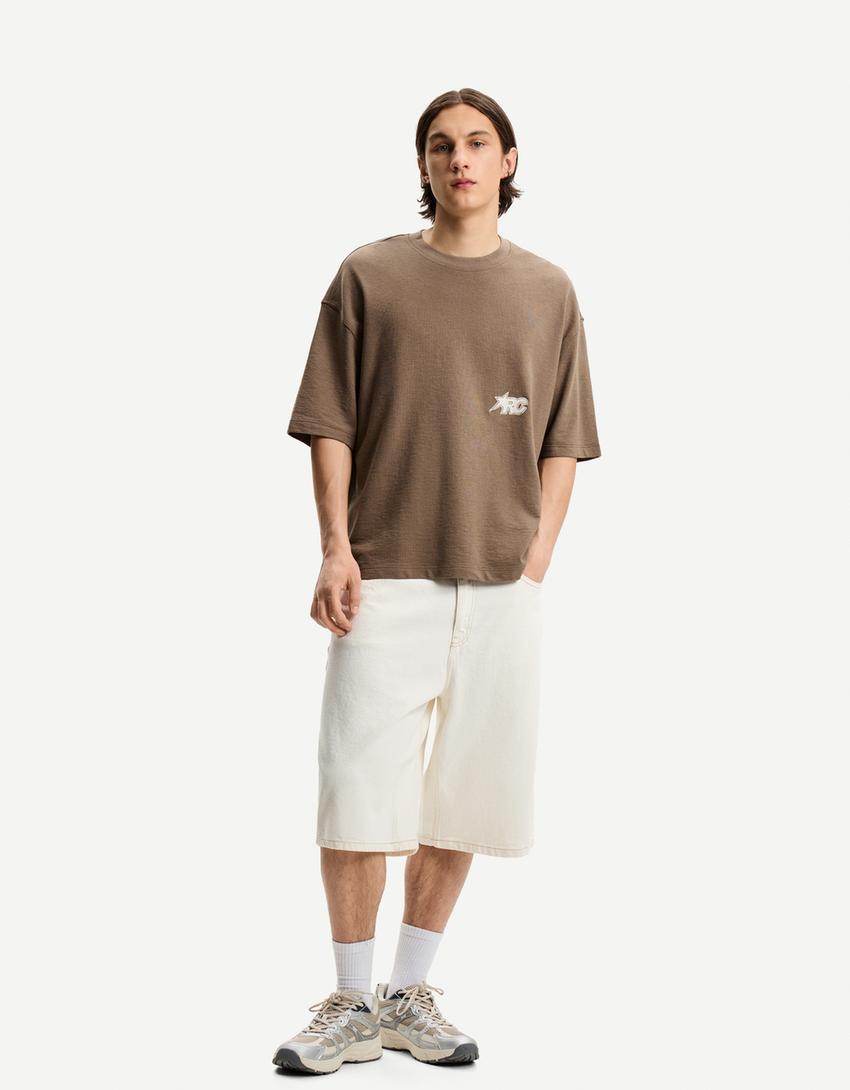 Textured short sleeve boxy fit T-shirt with embroidery-Brown