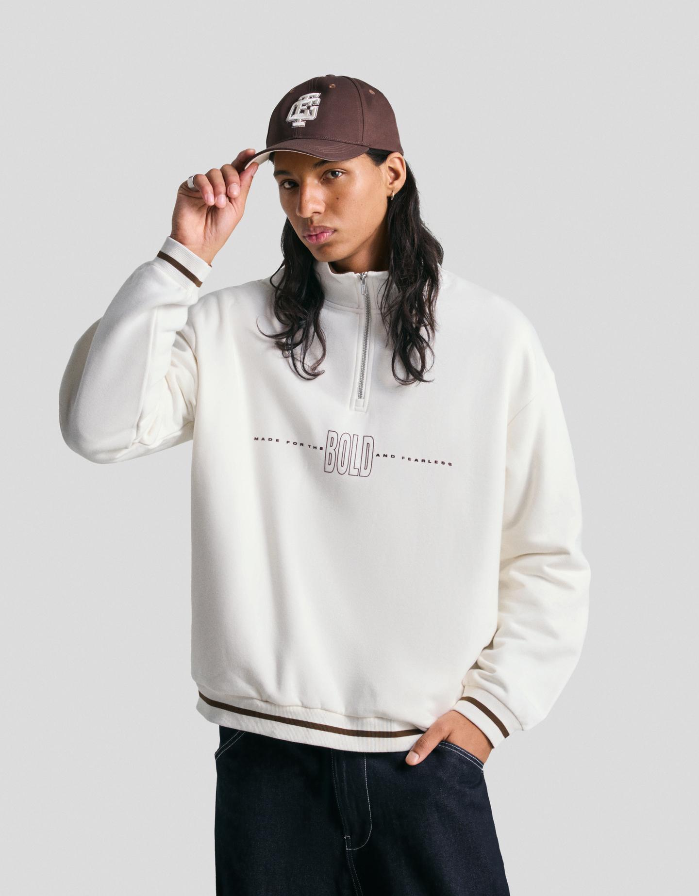 Bershka bluza z suwakiem przy kołnierzu i nadrukiem biały złamany