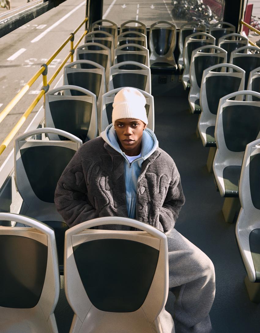 Jaqueta com efeito de pelo encaracolado gráfico-Cinza