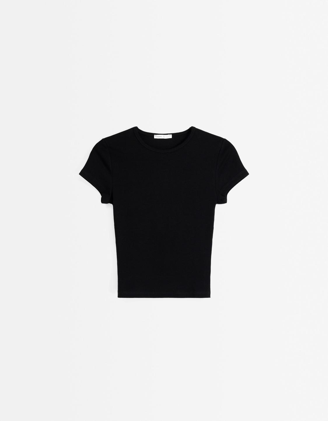 Short sleeve T-shirt with a round neck