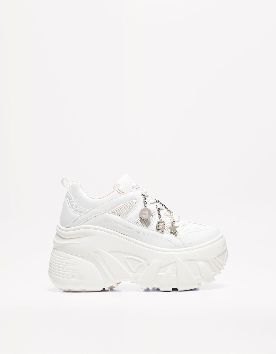 Sneakers met XL-plateauzool en bedeltjes