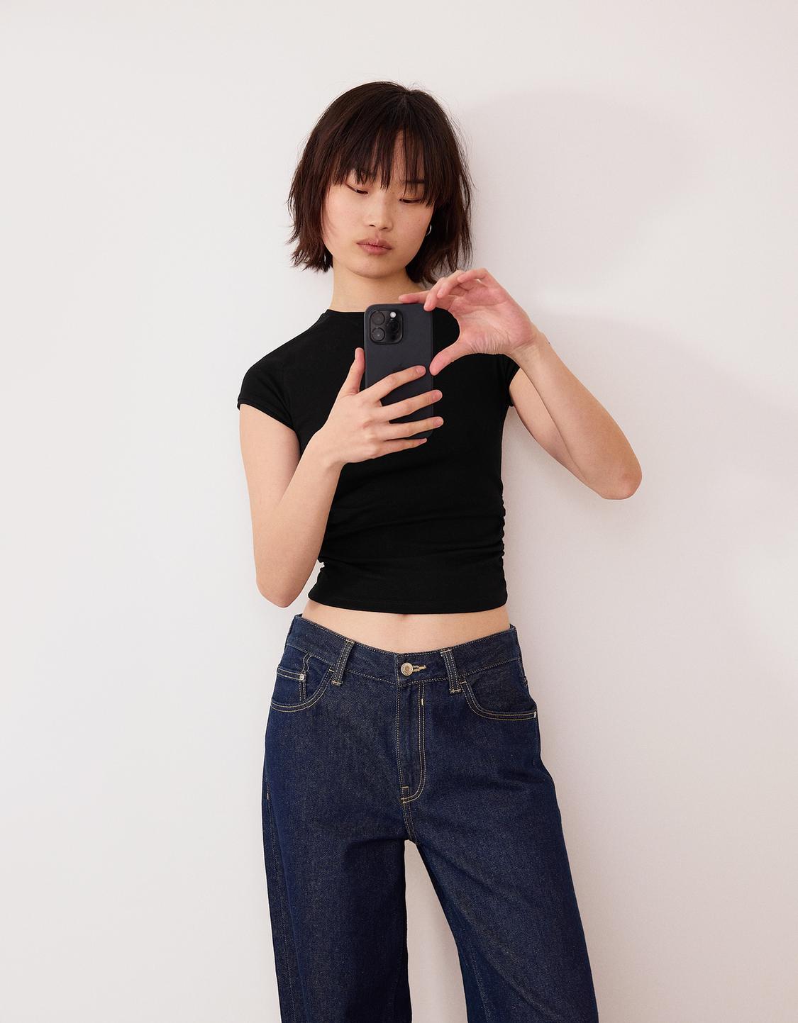 Short sleeve T-shirt with side gathering