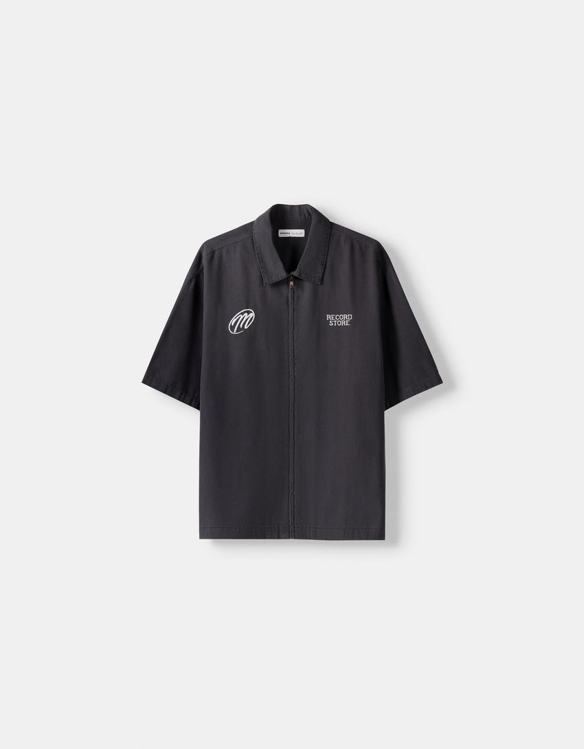 قميص مطرز بأكمام قصيرة وسحّاب-رمادي-4