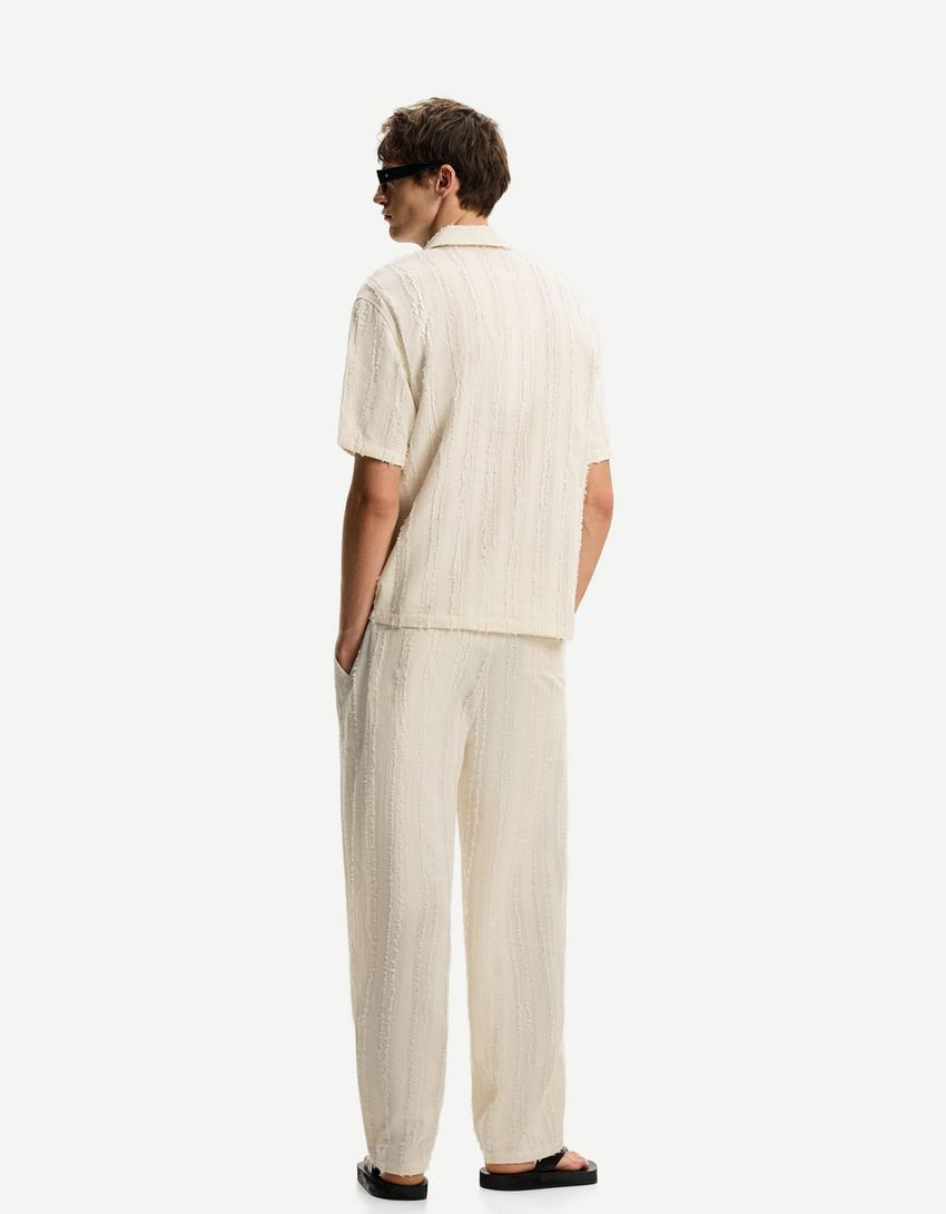 قميص بملمس بارز وأكمام قصيرة-أبيض مطفي