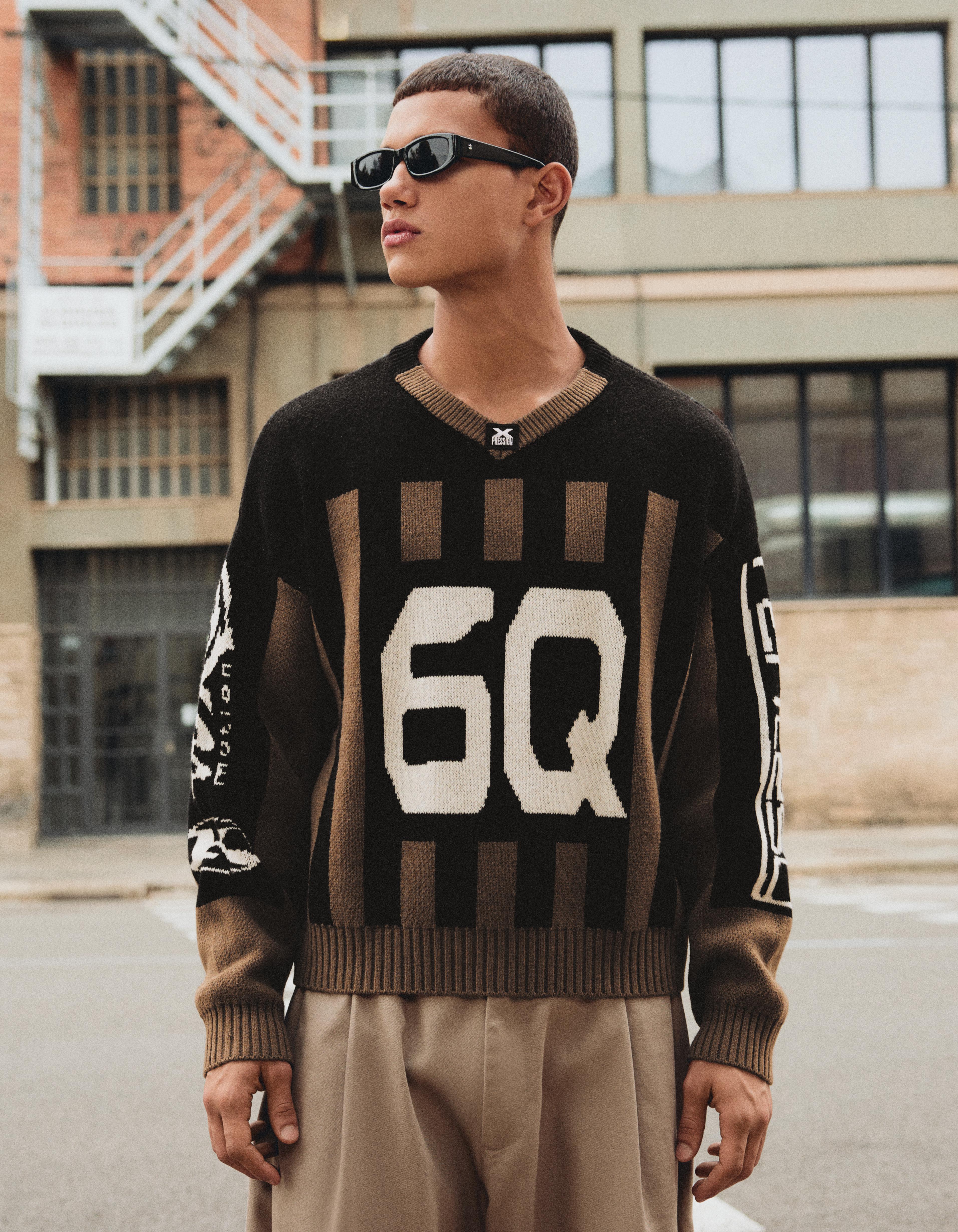 Bershka Żakardowy Sweter Boxy Z Dekoltem W Serek I Grafiką Mężczyzna Brązowy