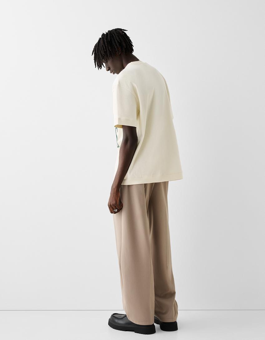 تيشرت بقصّة مربعة وأكمام قصيرة وطبعة-أبيض مطفي-1