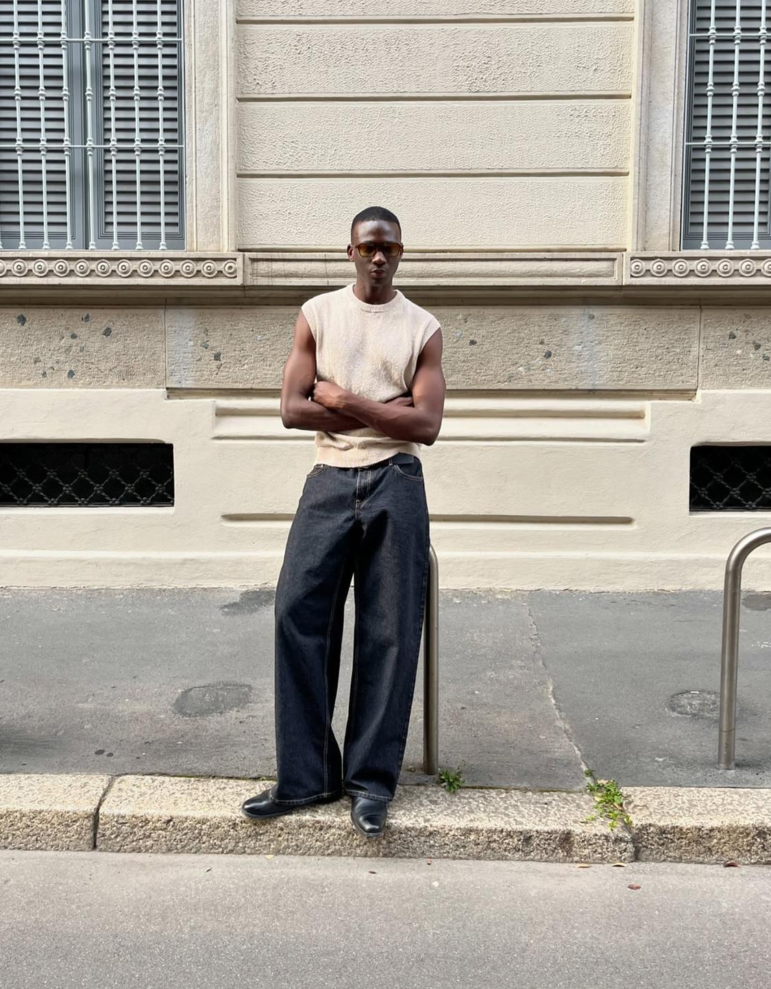 Loose-fit baggy jeans