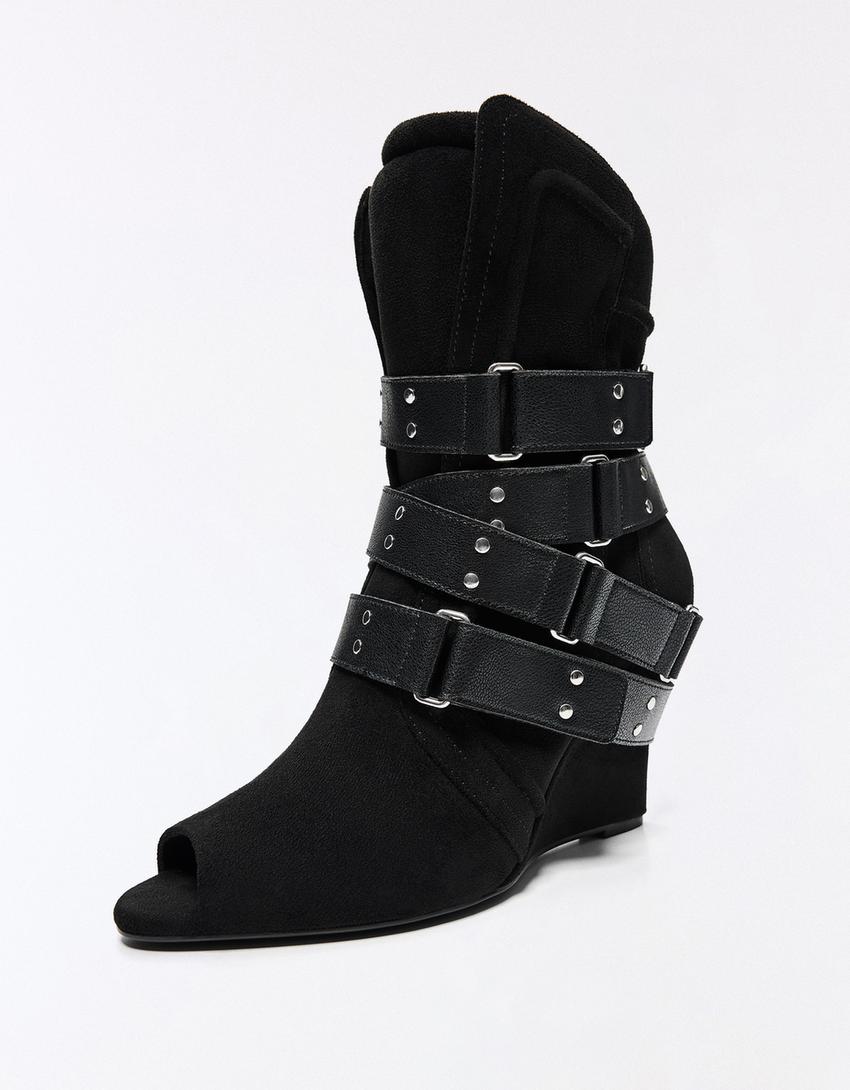 Keilstiefeletten-Schwarz