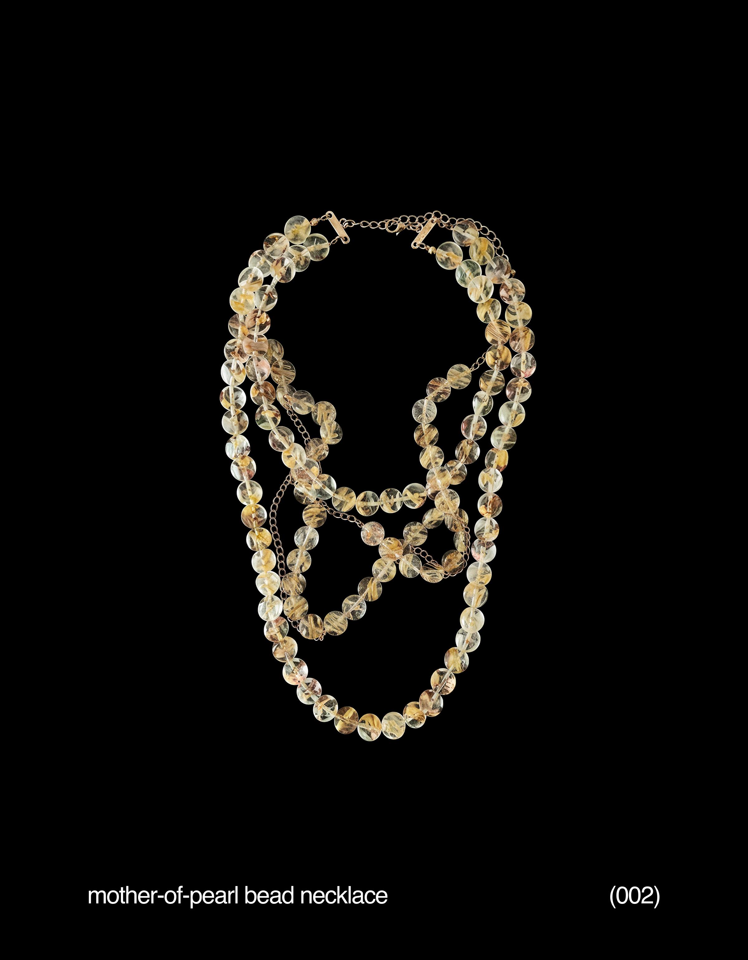 Mother-of-pearl button necklace — White