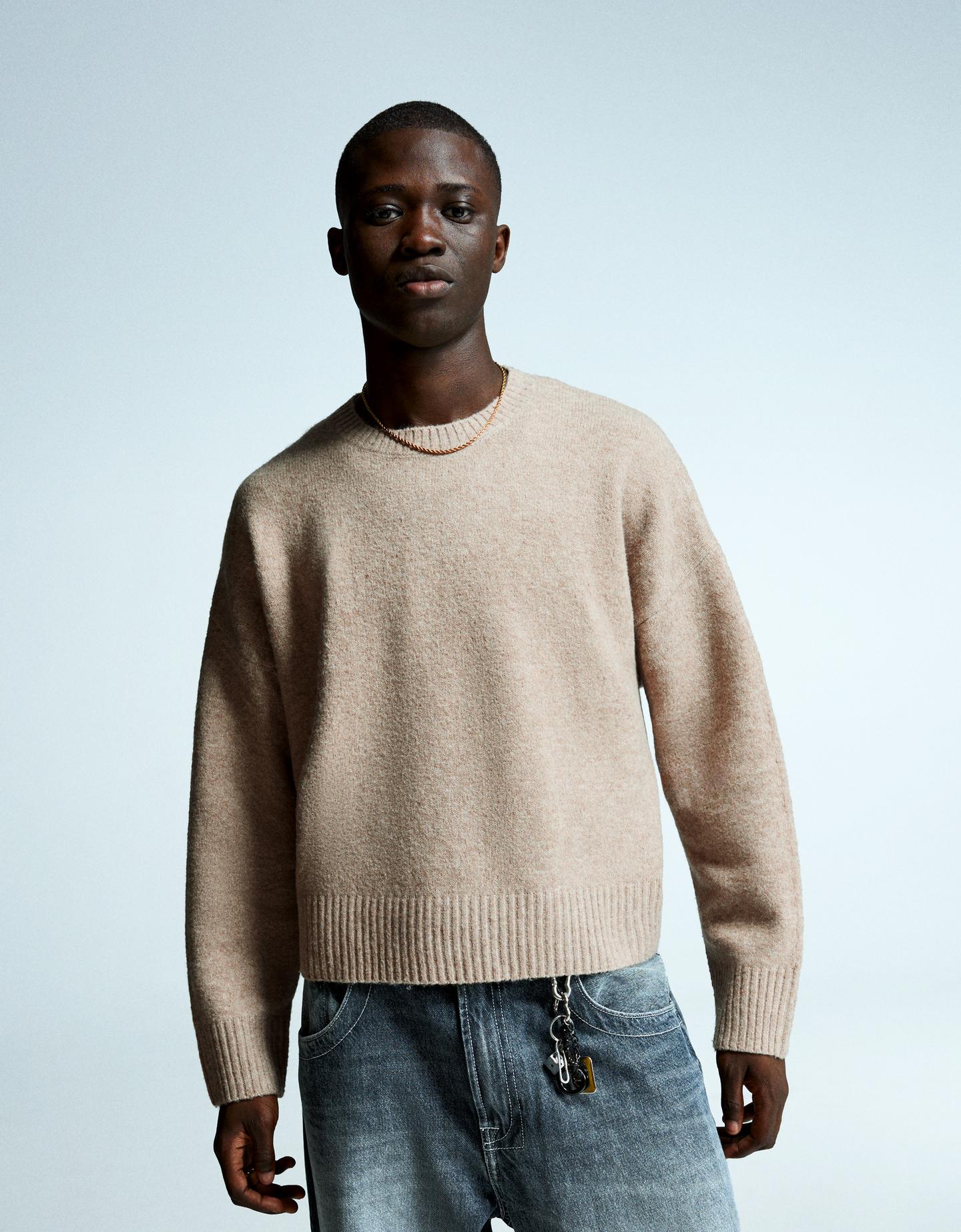 Bershka sweter o krótszym kroju wielbłądzi