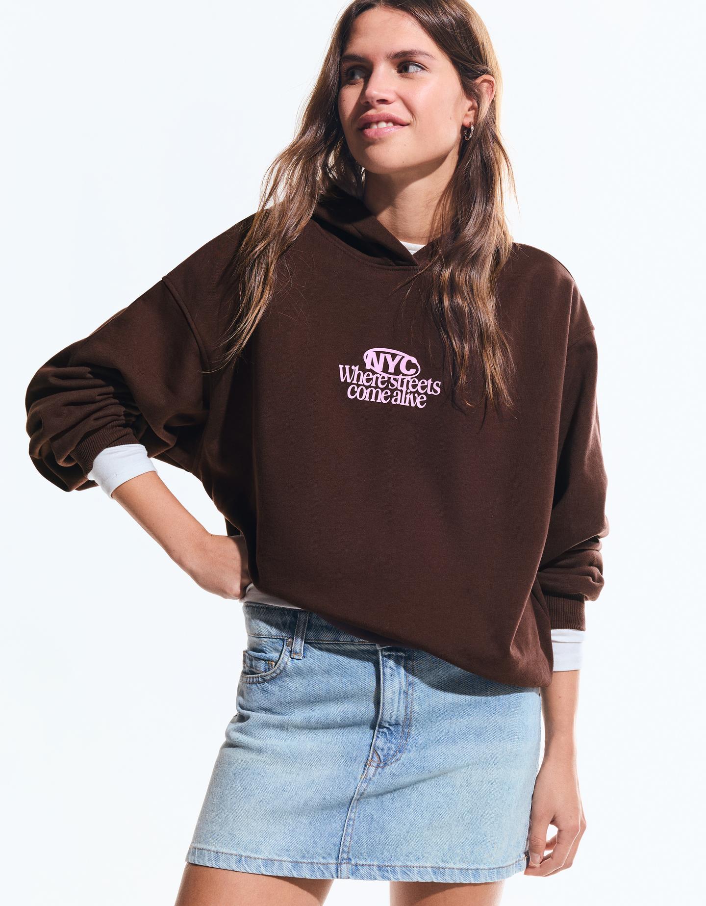 Bershka bluza z kapturem z nadrukiem brązowy