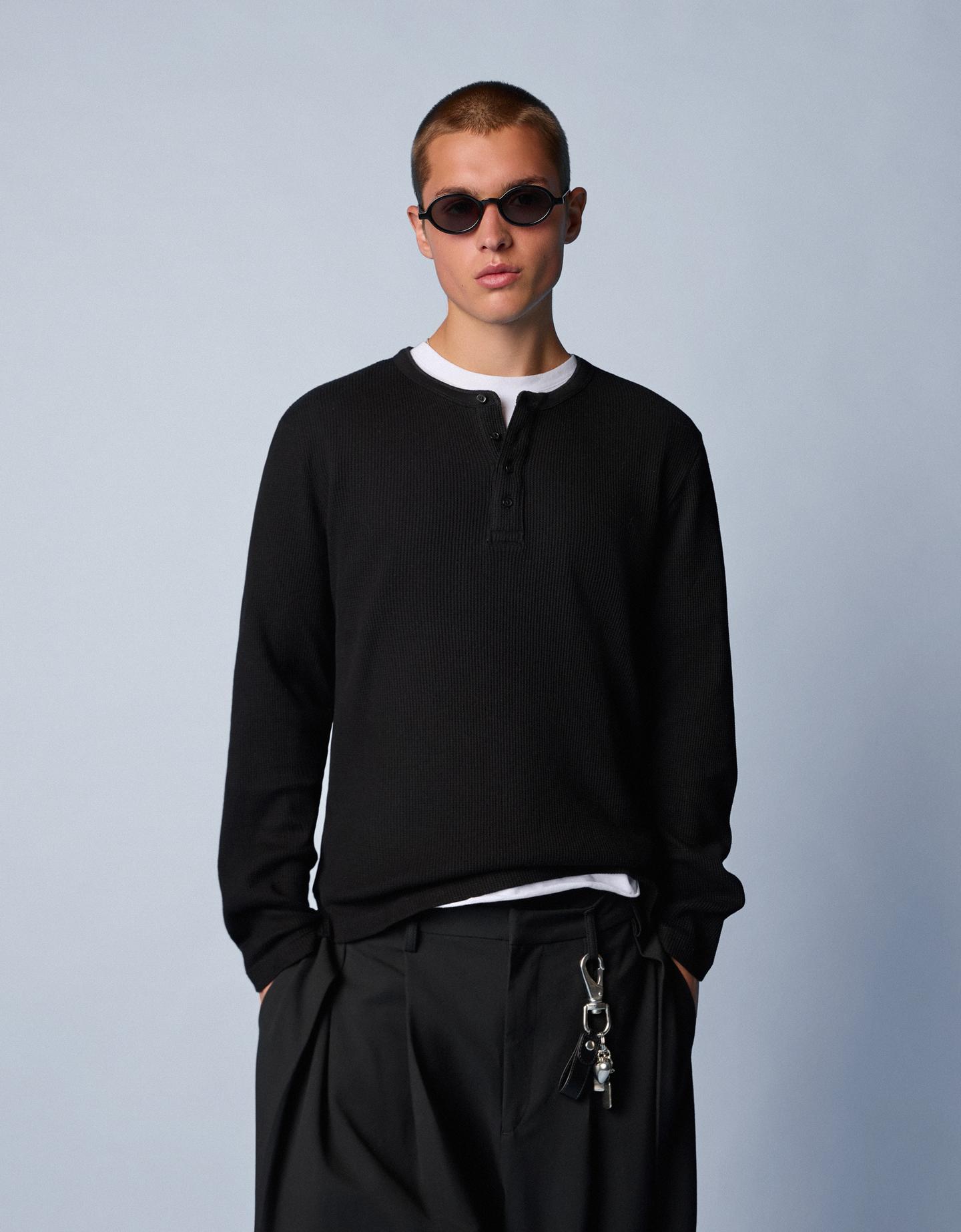 Bershka koszulka henley z długim rękawem o kroju slim czarny