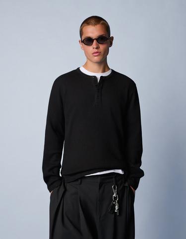 Long-sleeve slim-fit Henley collar T-shirt