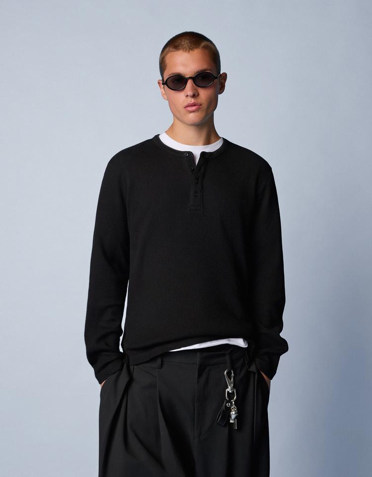 Long-sleeve slim-fit Henley collar T-shirt