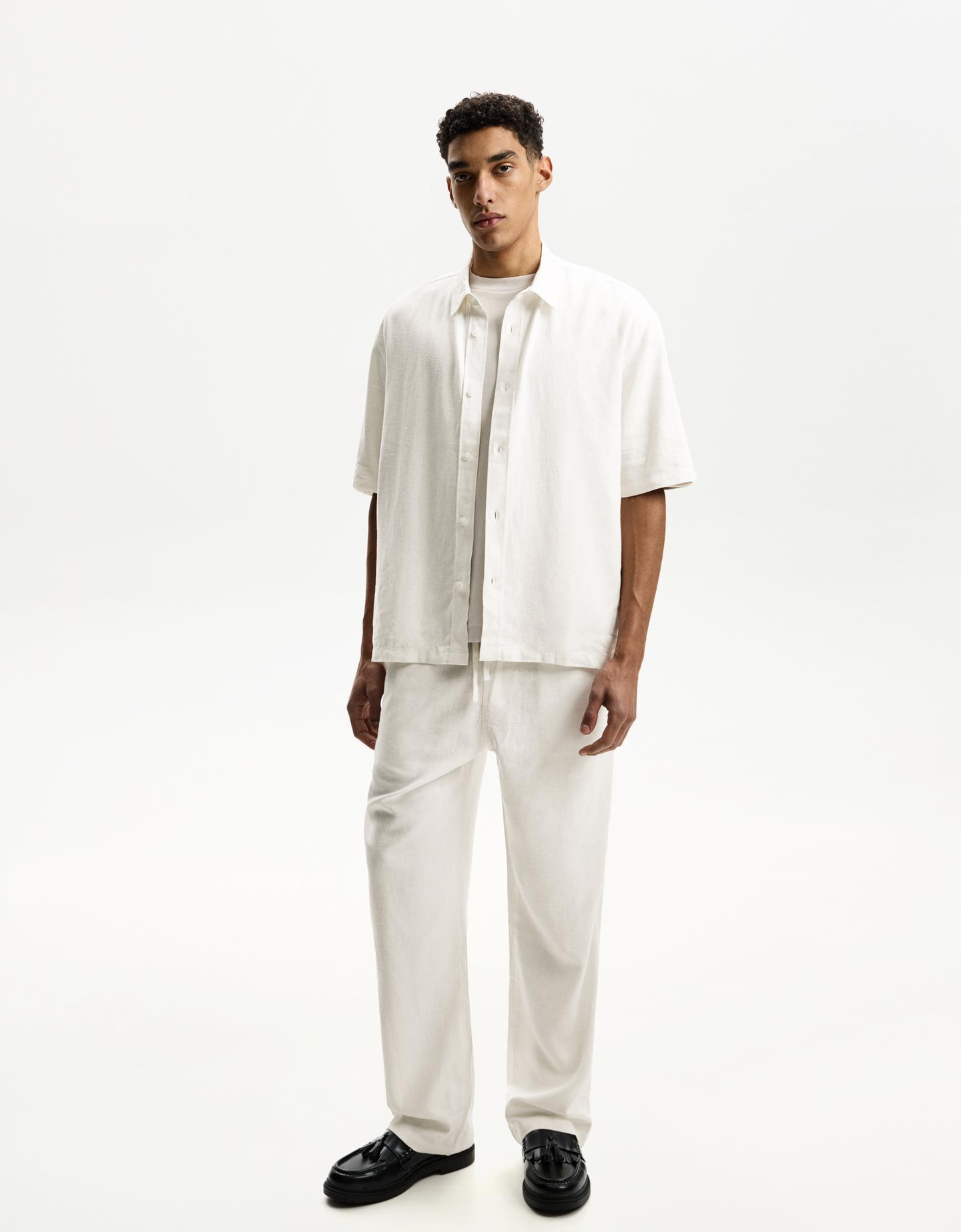 Bershka koszula z mieszanku lnu z krótkim rękawem biały