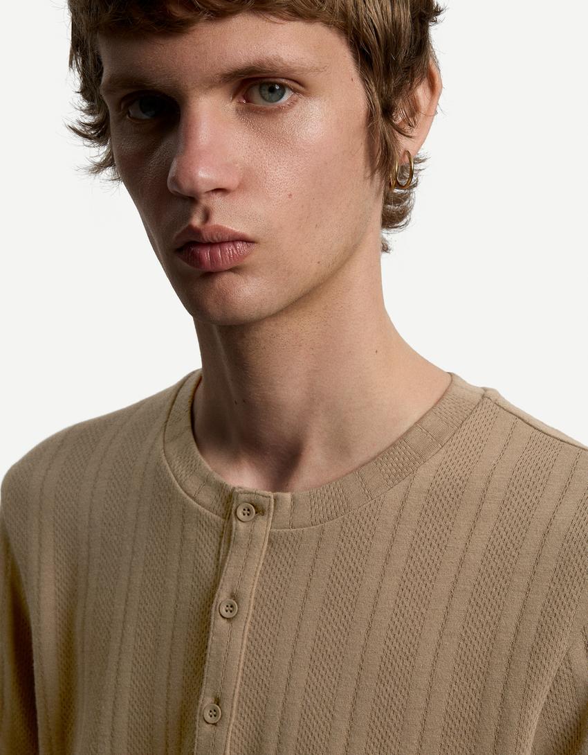 Kurzärmeliges T-Shirt mit Knopfstruktur-Braun-2
