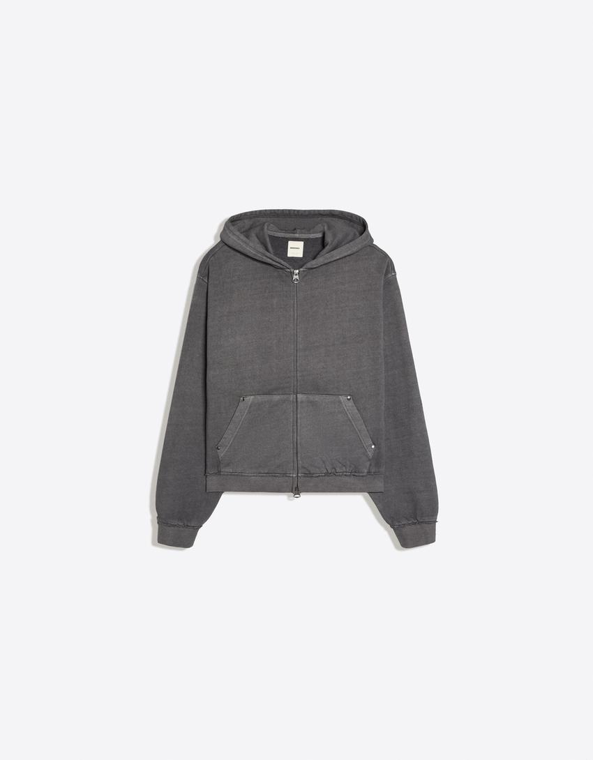 Felpa con cappuccio, zip e borchie-Grigio