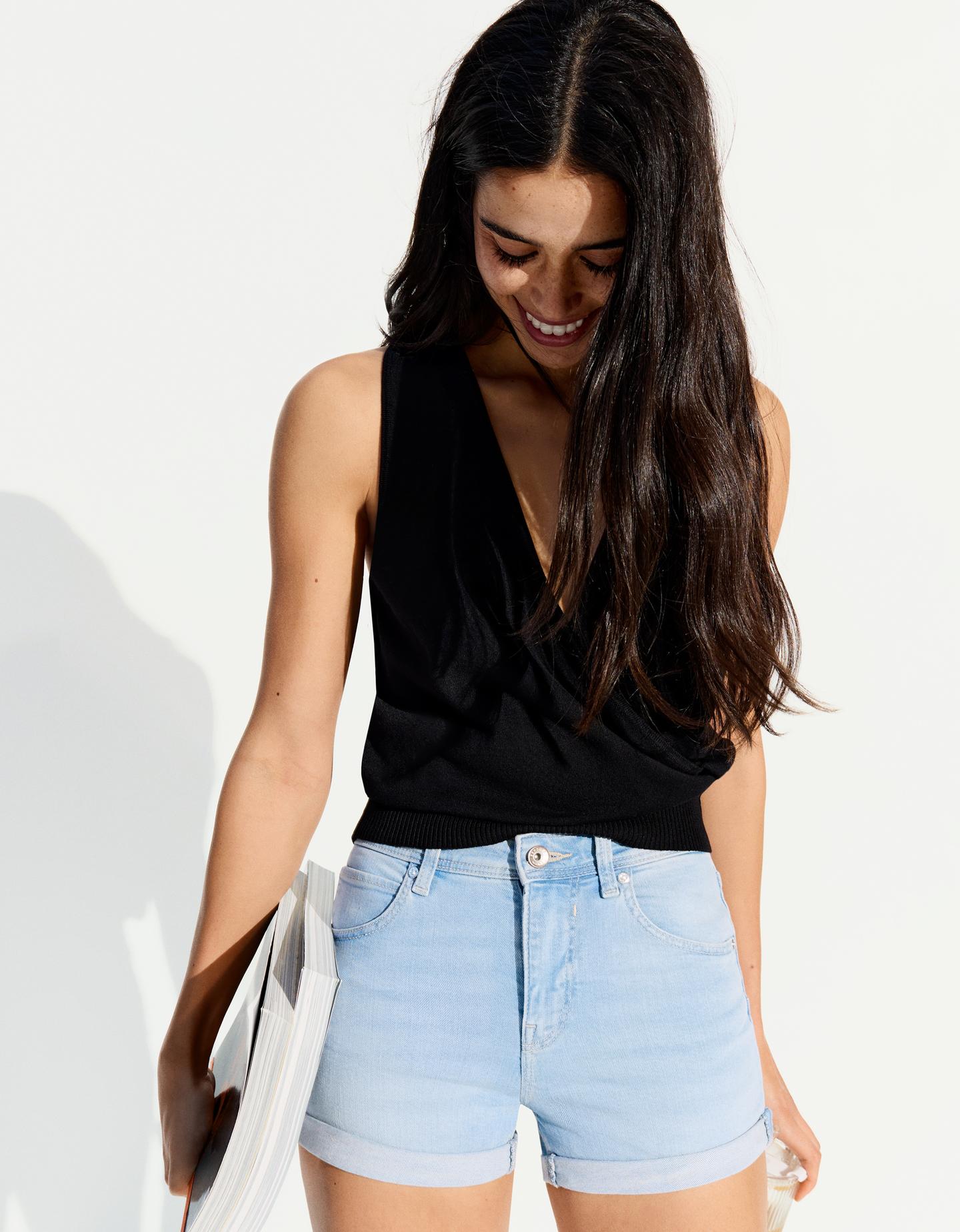 Bershka shorty jeansowe z podwiniętymi nogawkami jasnoniebieski