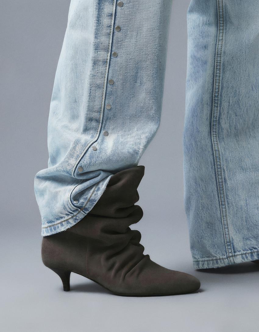 Baggy Jeans mit tiefem Bund und Sternnieten-Hellblau