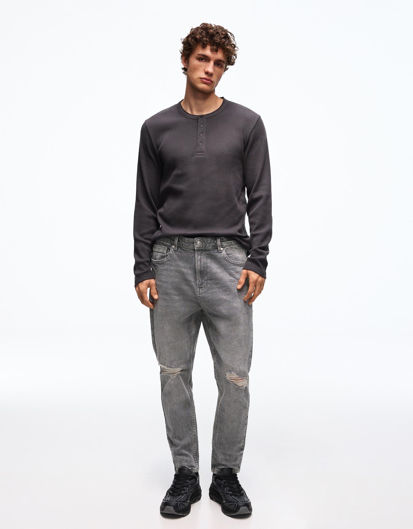 Bershka jeansy o kroju carrot z przetarciami szary