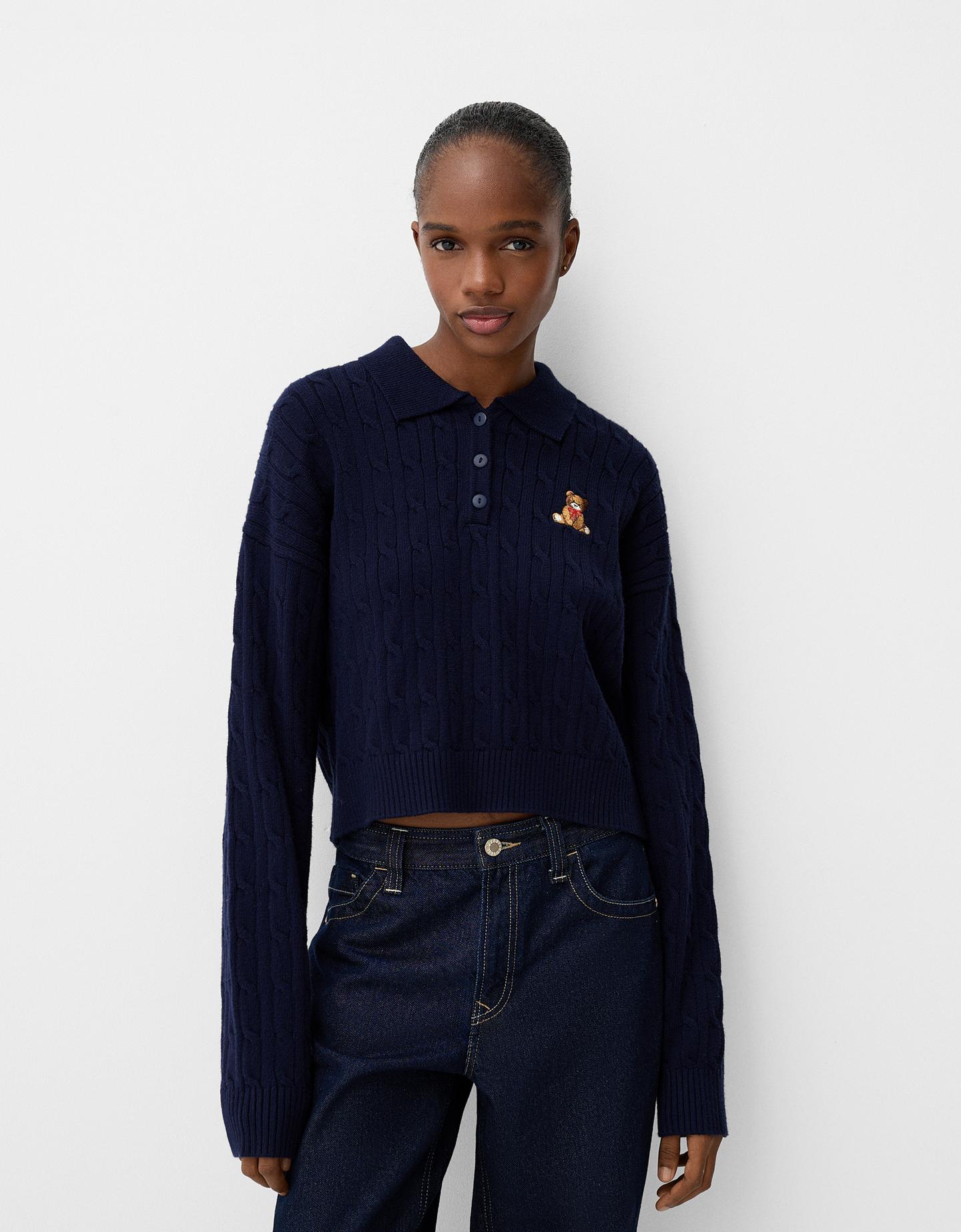 Bershka Pullover Mit Polo-Kragen Und Stickerei Damen Xs Blau günstig online kaufen