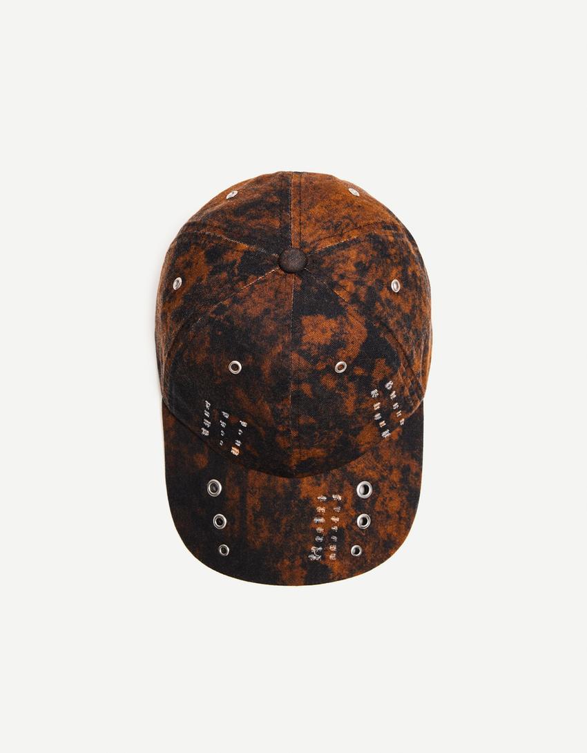 Cap with eyelets
