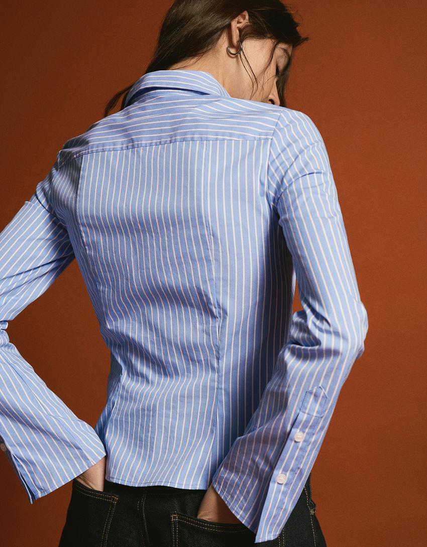 Alkandora estua, kanpai-formako mahukekin-Urdina