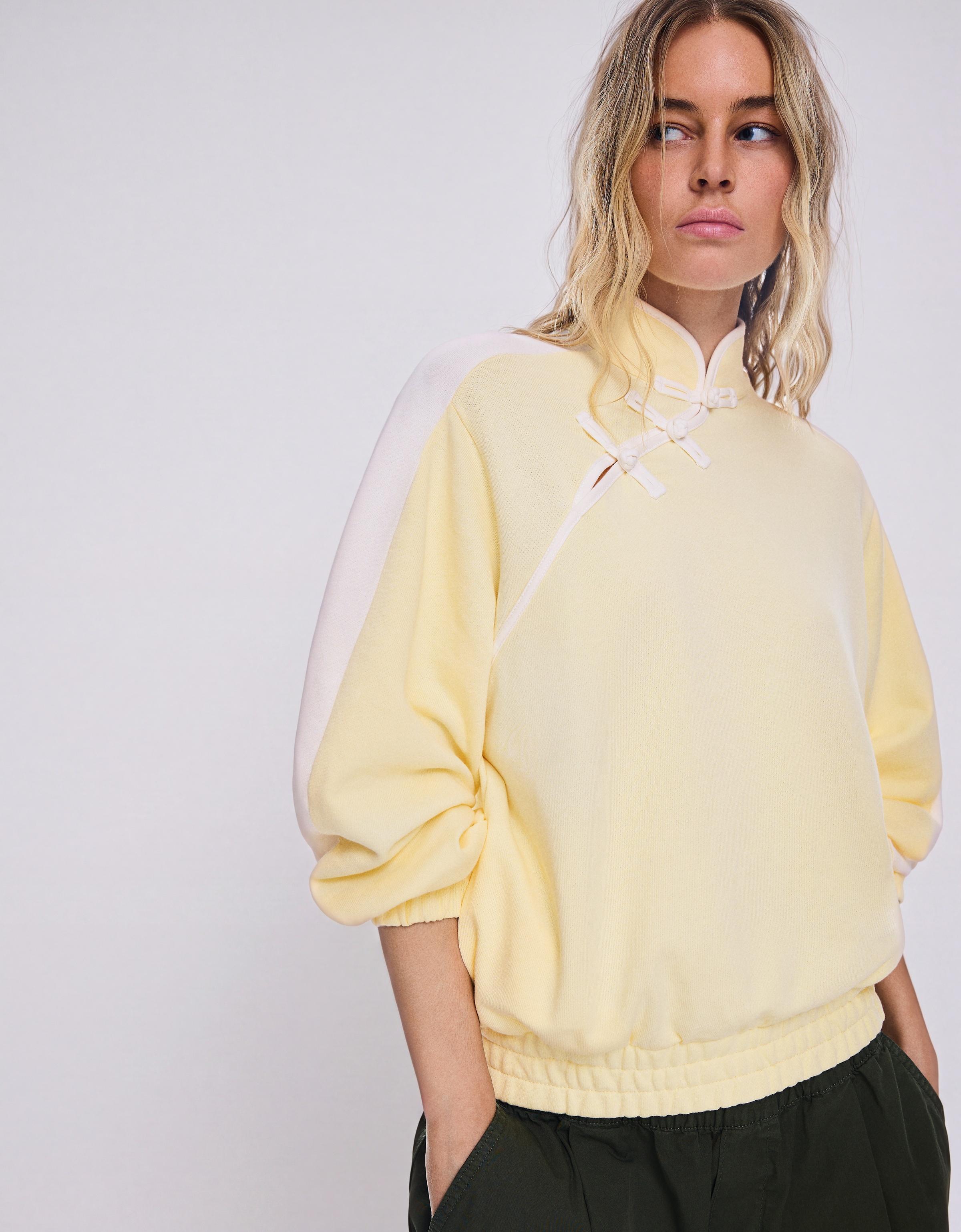 Long sleeve stand collar sweatshirt with clasps — Yellow