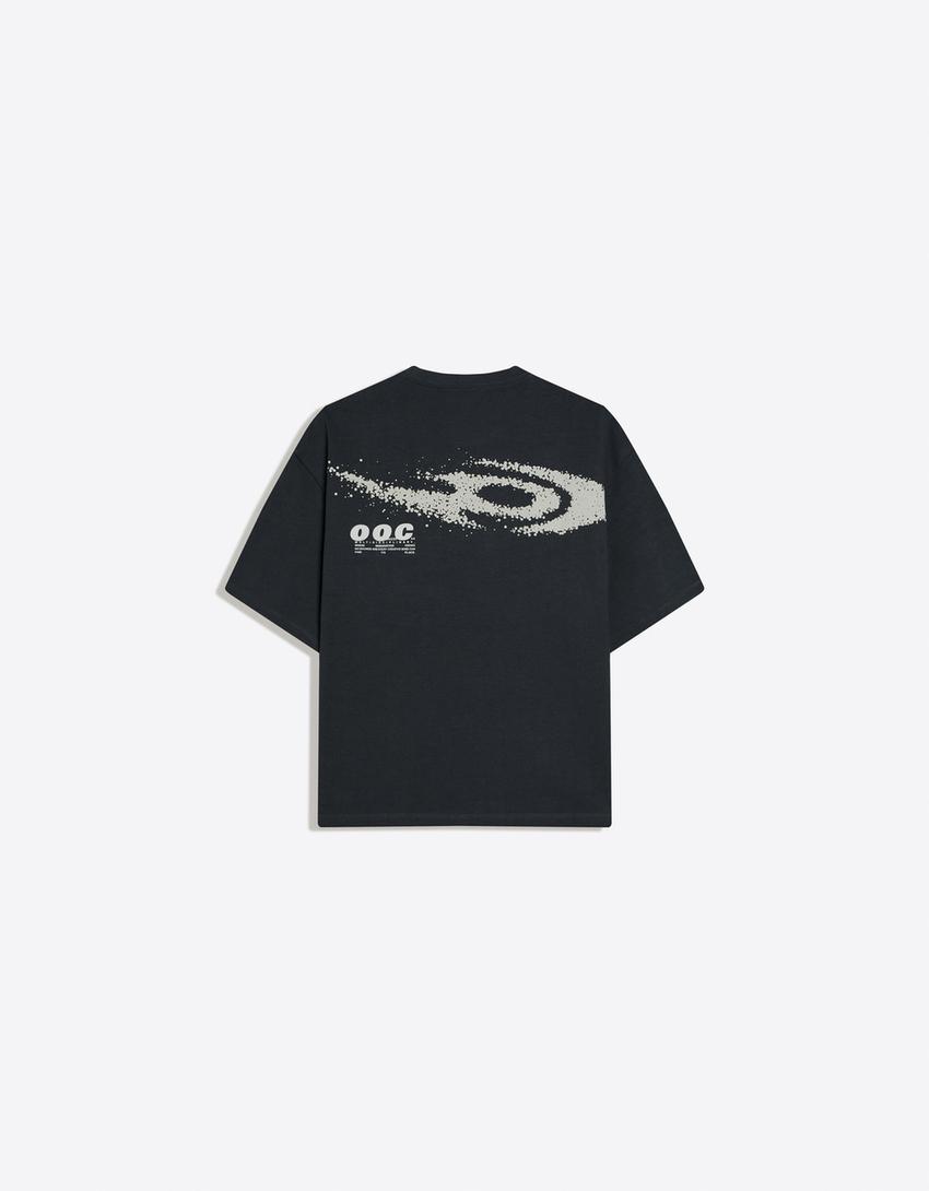 Boxy T-Shirt mit OUT OF CORE Print-Grau