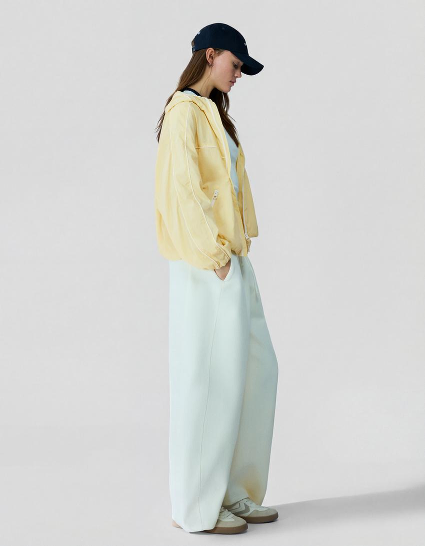 Cazadora técnica capucha-Beige