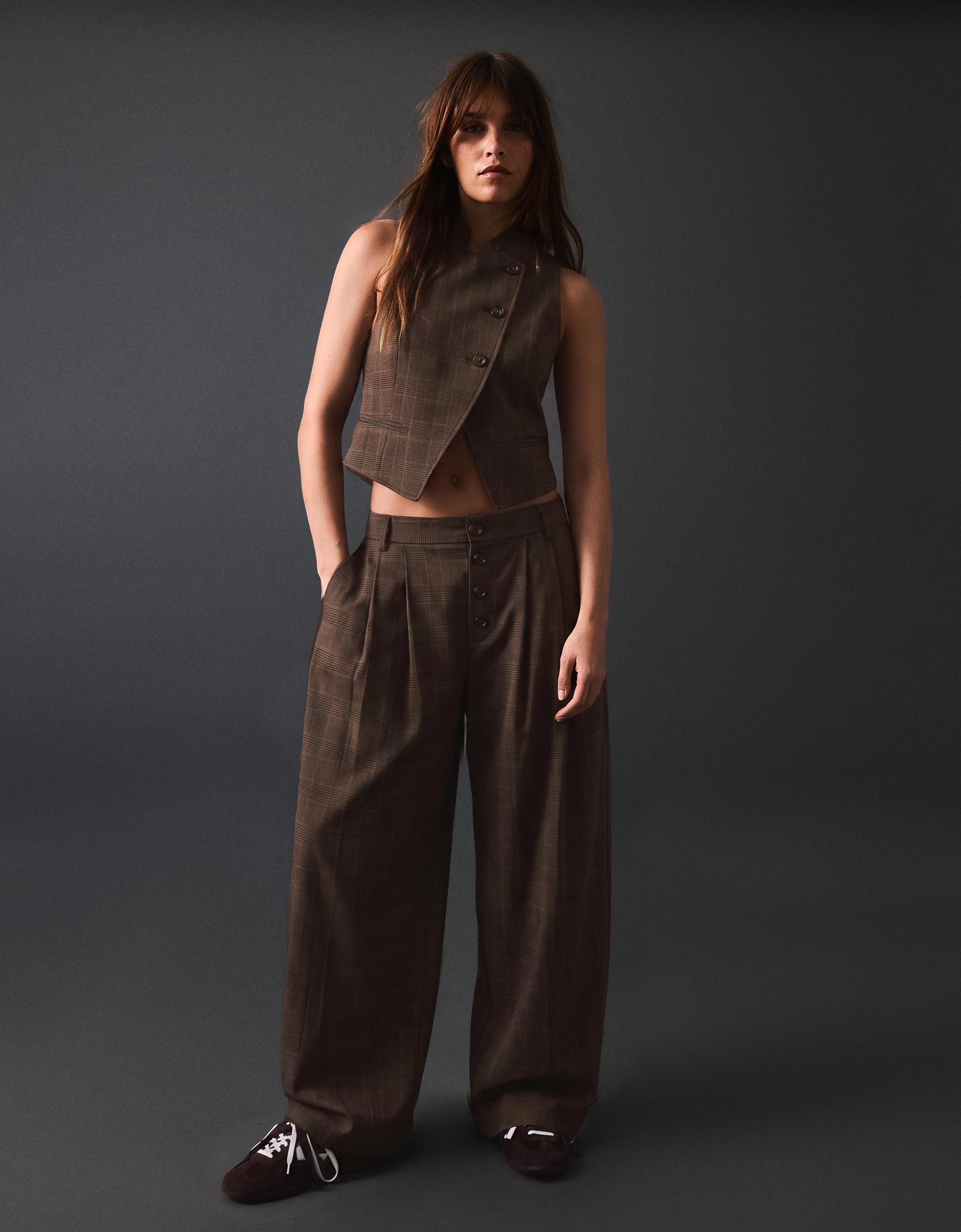 Bershka Pantalón Pliegues Laterales Mujer 32 Marrón