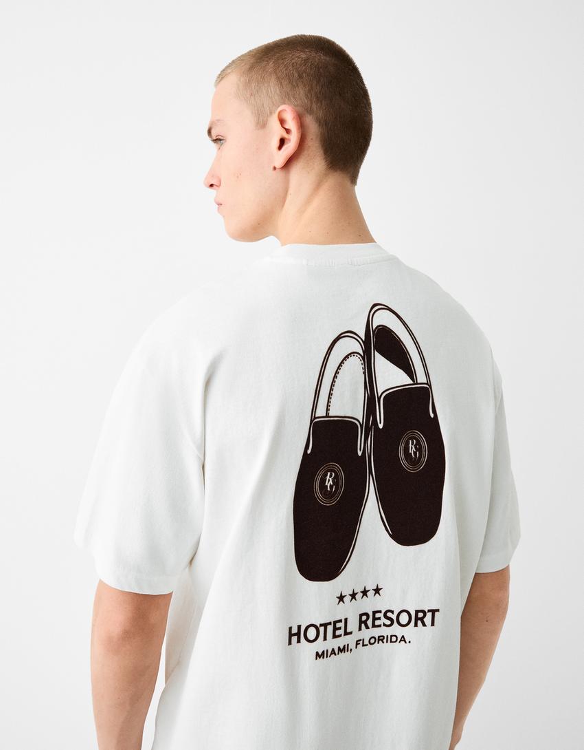 تيشرت بقصّة مربعة وأكمام قصيرة وطبعة-أبيض-2