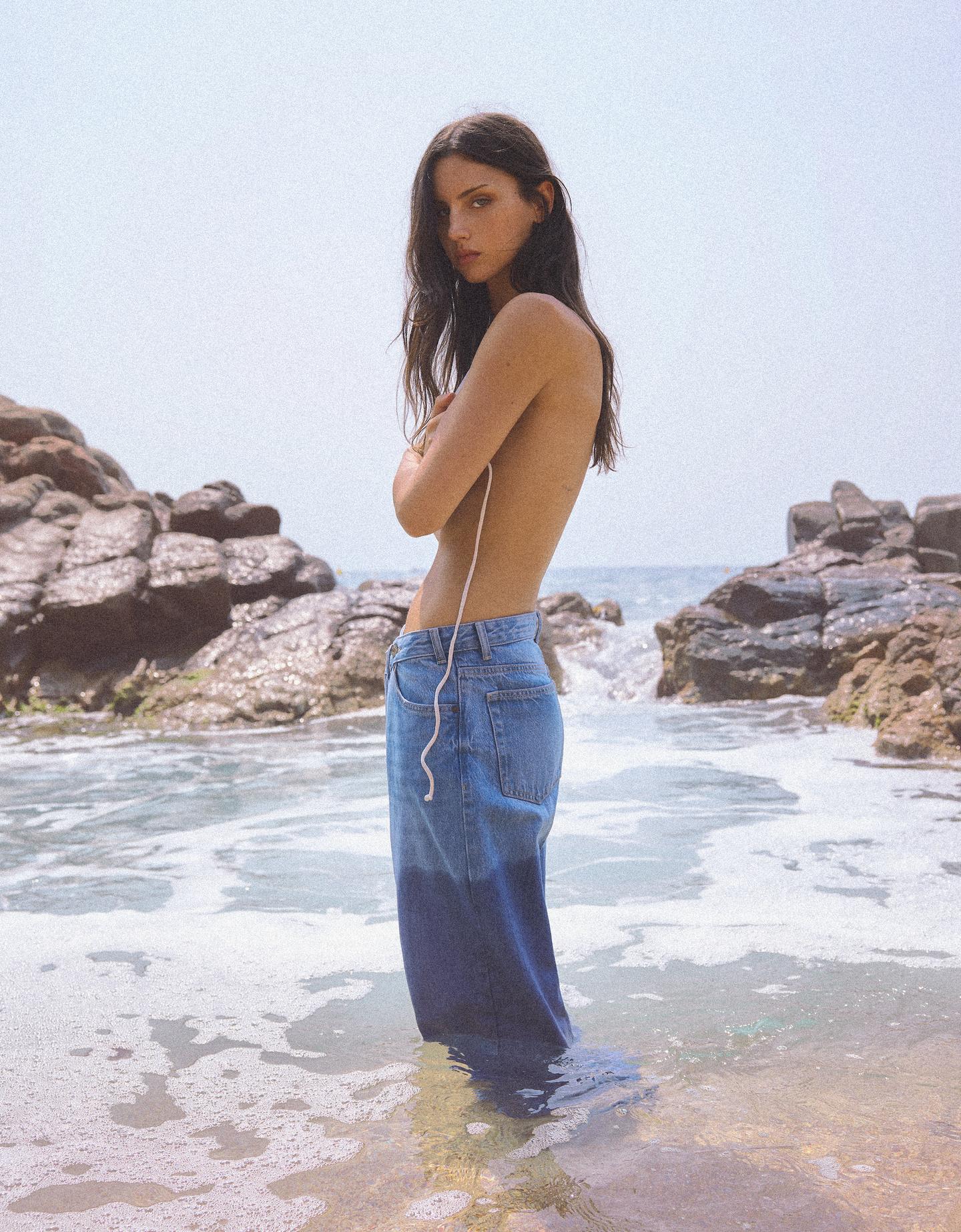 Bershka jeansy wide leg z krzyżowanym pasem wyblakły niebieski