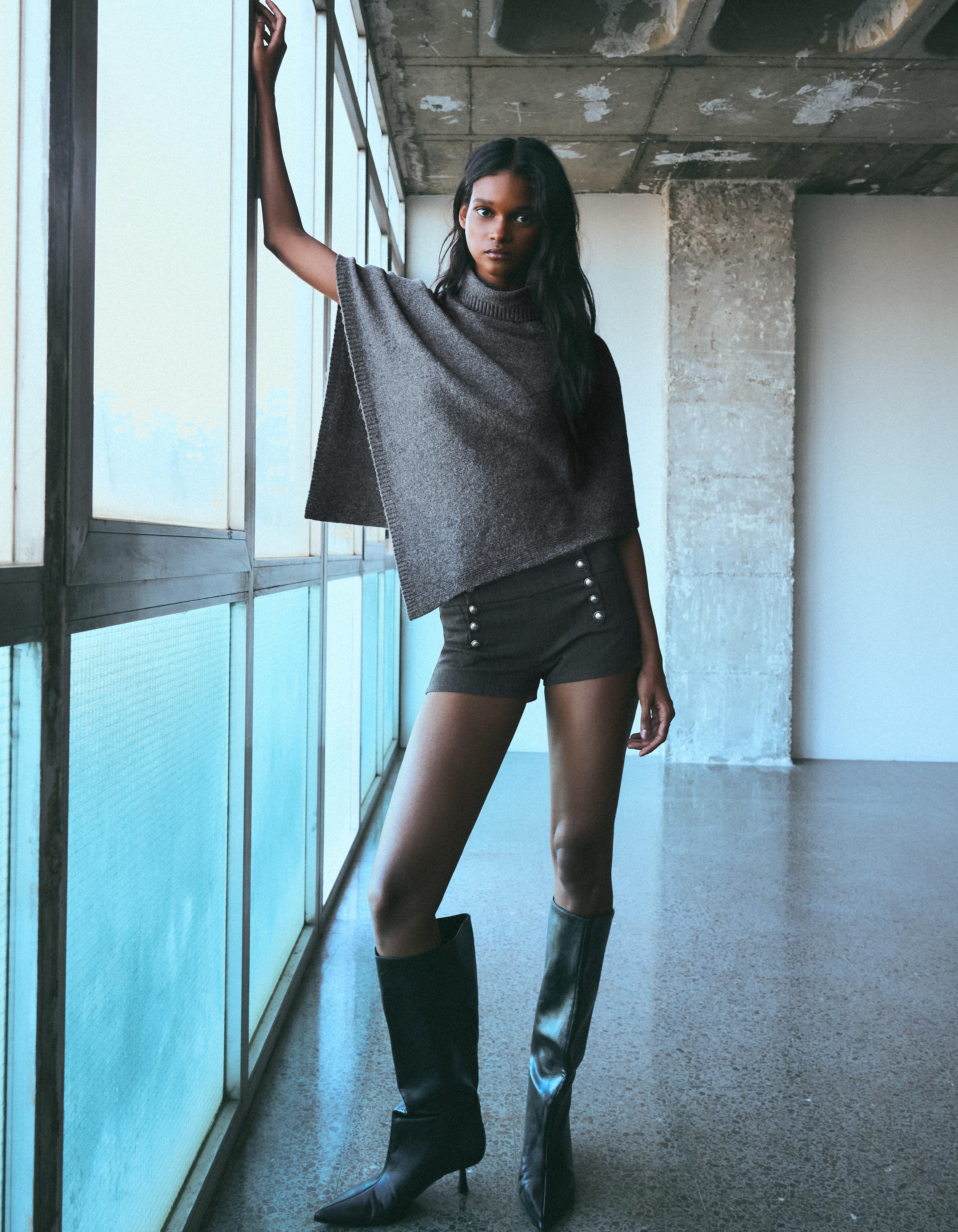 Bershka Poncho Z Dzianiny Z Wysokim Kołnierzem Kobieta Szary