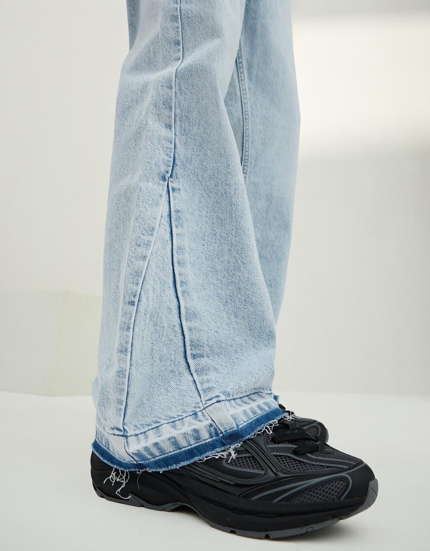 Utsvängda jeans med rak passform-Ljusblå