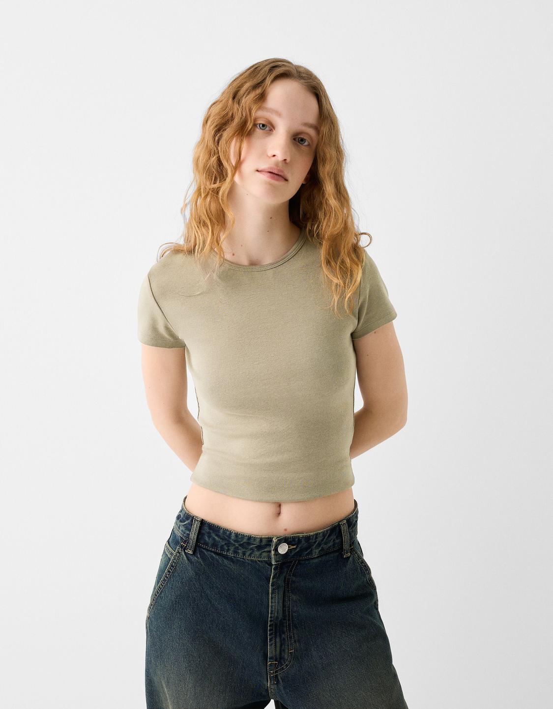 Short sleeve T-shirt with a round neck