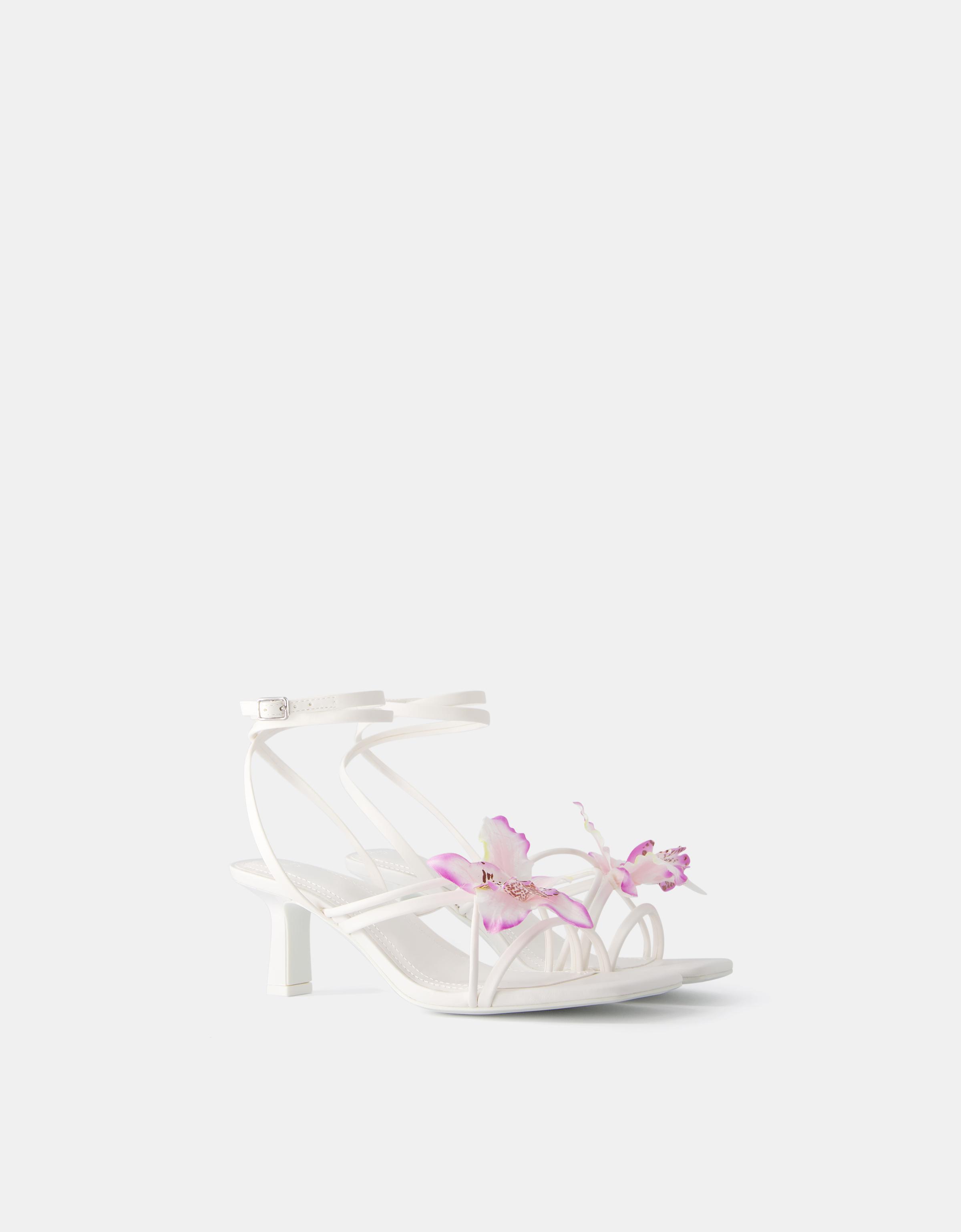 Bershka Sandalen Mit Kitten-Heels Und Blumendetail Damen 36 Weiss