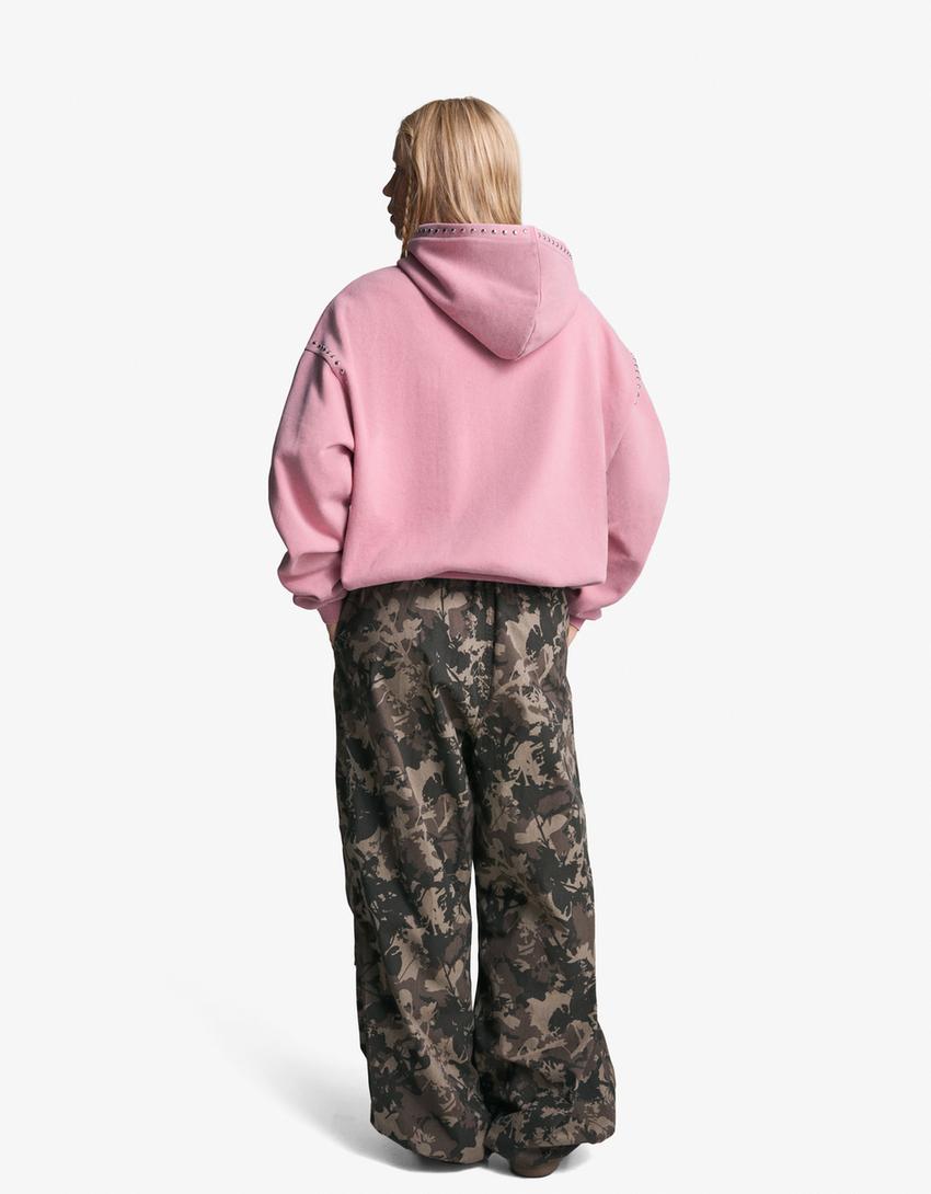 Sudadera capucha tachas Mujer Bershka