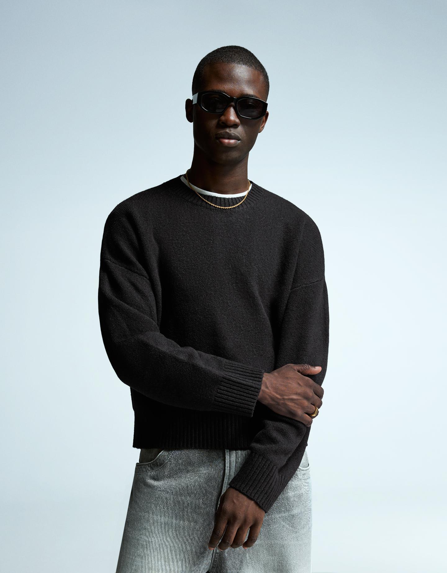 Bershka sweter o krótszym kroju czarny