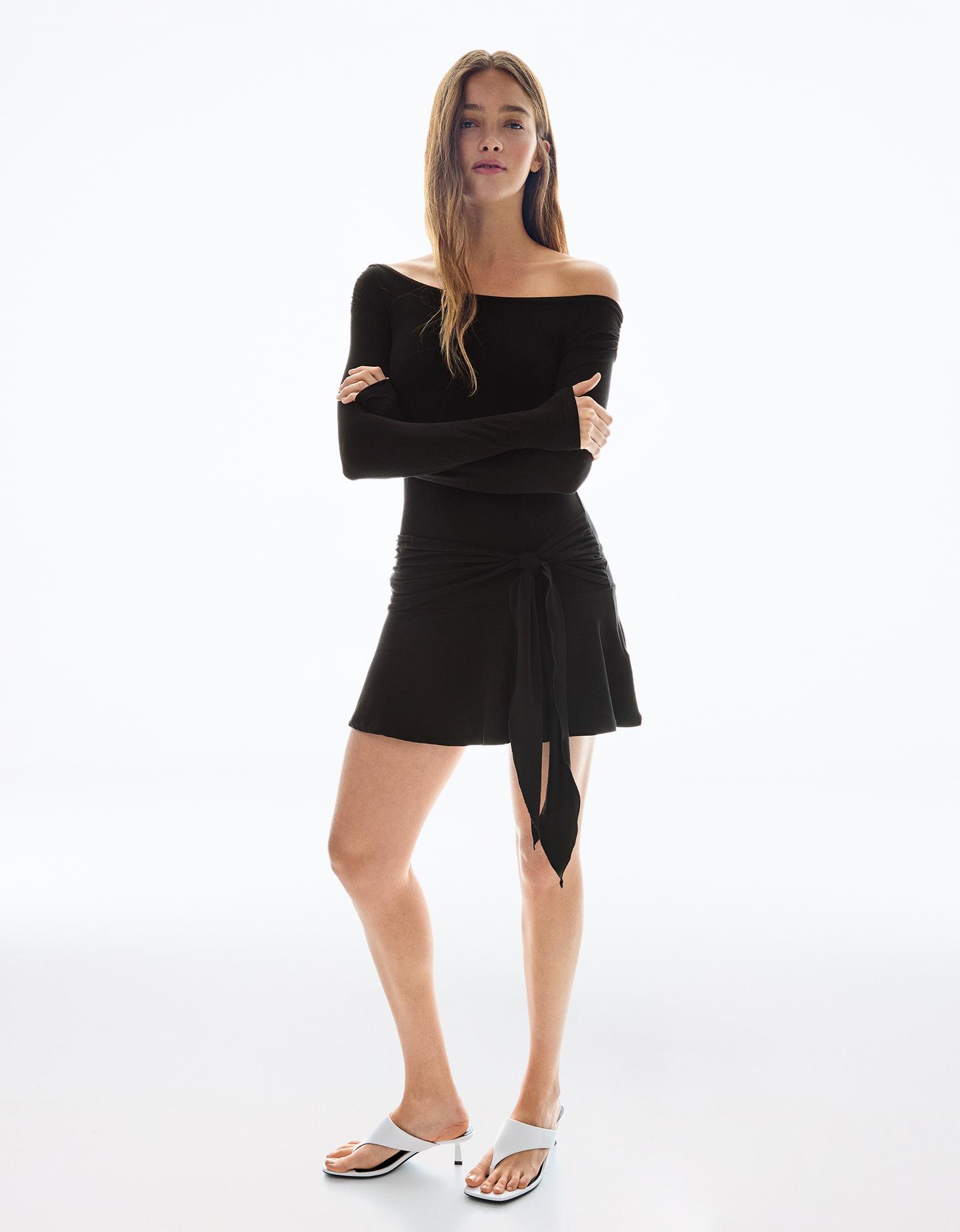 Bershka asymetryczna sukienka mini z falbankami i wiązaniem czarny