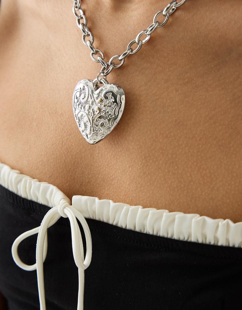 طقم من 2 عقود شوكر بدانتيل وقلب منقوش-فضي-1