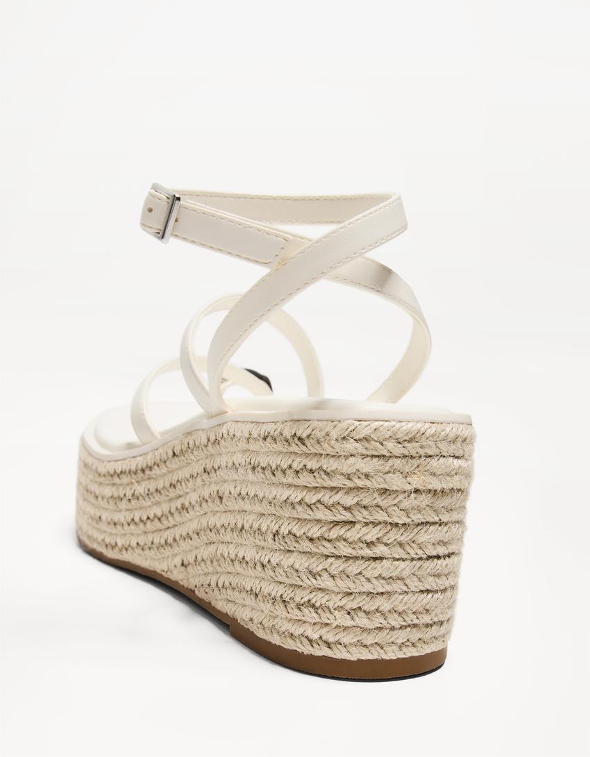 صندل بنعل عالٍ من الخيش-أبيض